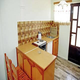 Makis Studios And Apartments Roda  Esterno foto